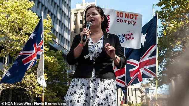 Frau Davies, die jetzt als stellvertretende Vorsitzende der Liberalen Partei kandidiert, sprach vor einem Jahr auf einer Kundgebung vor dem Parlamentsgebäude von NSW und sprach sich gegen Impfmandate für Beschäftigte des öffentlichen Sektors aus