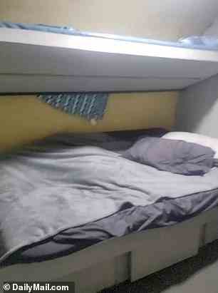 Dituri schläft auf einem Twin-Size-Bett mit einer kleinen Koje oben, die in einem angrenzenden Raum für Wissenschaftler, die ihn besuchen, die gleiche Einrichtung ist