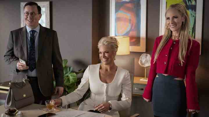 Zwei Frauen und ein Mann stehen in Staffel 3 von Ted Lasso in einem Büro.