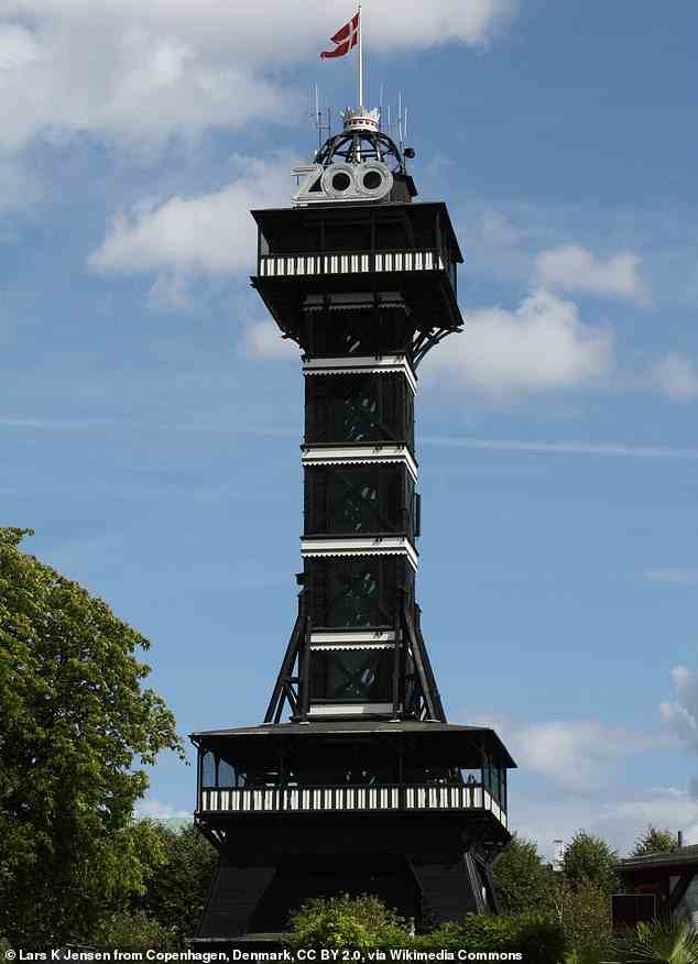 COPENHAGEN ZOO TOWER – DÄNEMARK: Dieser 1905 erbaute 43 m hohe Turm ist einer der höchsten aus Holz gebauten Aussichtstürme der Welt.  Es wird oft gesagt, dass sein Sockel dem des Eiffelturms sehr ähnlich ist.  Er befindet sich im Kopenhagener Zoo, der mit einem Gründungsdatum von 1859 einer der ältesten Zoos Europas ist.  Bild mit freundlicher Genehmigung von Creative Commons