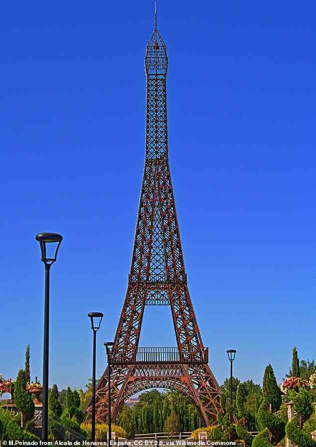 „EIFFELTURM“ – TORREJON DE ARDOZ, SPANIEN: Diese 30 m hohe Nachbildung des Eiffelturms steht im Parque Europa, einem Park in der Nähe von Spanien, der voll ist mit „Nachbildungen der emblematischsten Denkmäler aus Europas Großstädten“, wie das örtliche Fremdenverkehrsamt verrät.  Bild mit freundlicher Genehmigung von Creative Commons