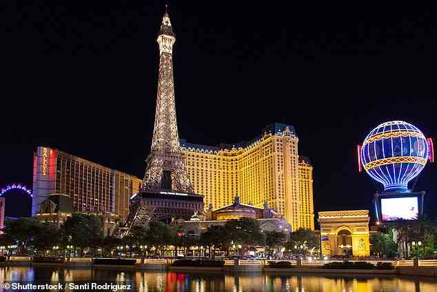 „EIFFEL TOWER“ – LAS VEGAS, NEVADA: Eine Ikone des Las Vegas Strip, die 164 m hohe Nachbildung, ist Teil des Casino-Hotels Paris Las Vegas, das in den 1990er Jahren erbaut wurde.  Reisende können ein Ticket für 24,50 $ (20 £) kaufen, um die Aussichtsplattform zu besuchen, und nachts leuchtet sie im Rahmen der Lichtshow des Hotels in den Farben der französischen Flagge