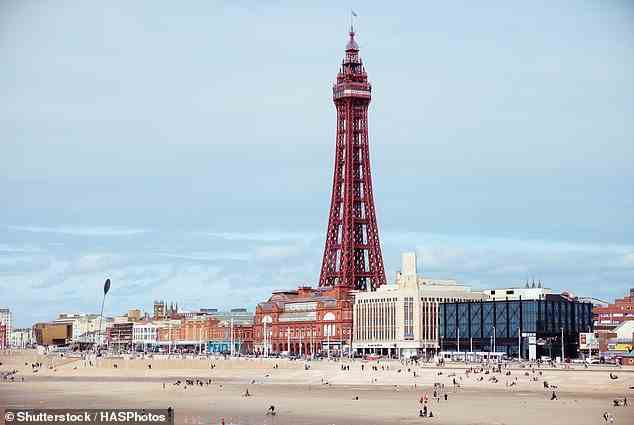 BLACKPOOL TOWER – ENGLAND: Der frühere Bürgermeister der Küstenstadt Blackpool, John Bickerstaffe, war offenbar „so beeindruckt“ vom Eiffelturm, als er ihn 1889 auf der Großen Pariser Ausstellung sah, dass er nach seiner Rückkehr den Bau des Blackpool Tower in Auftrag gab .  Es wurde 1894 erbaut, ist 158 ​​m hoch und so konzipiert, dass es sich mit dem Wind wiegt