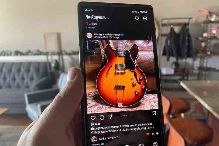 Ein Galaxy S23 Ultra mit Instagram.  Auf dem Bildschirm ist eine orangefarbene Gitarre zu sehen.