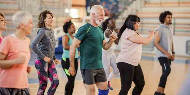 Der Cochrane-Review ergab, dass jede Art von körperlicher Aktivität dazu beitragen kann, die motorischen Fähigkeiten und die Lebensqualität von Menschen mit Parkinson zu verbessern.