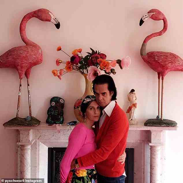 Der australische Sänger, 65, und seine Frau, Schauspielerin, 56, leben mit ihrem Sohn Earl, 22, in dem skurrilen Haus, und Frau Bick dokumentiert oft ihren Gothic-Lebensstil auf ihrem beliebten Instagram-Account