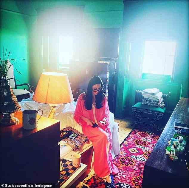 Frau Bick gibt auf ihrem Instagram-Account oft einen Einblick in ihr Herrenhaus in Brighton, wie zum Beispiel dieses Foto von sich selbst in ihrem hellgrünen Schlafzimmer