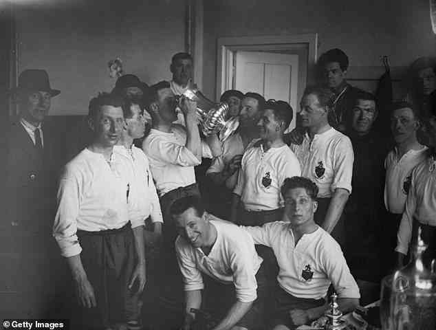 1926 führte Jack seine Mannschaft erneut zum FA Cup-Ruhm und erzielte Boltons Siegtor beim 1:0-Sieg gegen Manchester City im Wembley-Stadion.  Oben abgebildet, wie er von der berühmten Trophäe trinkt