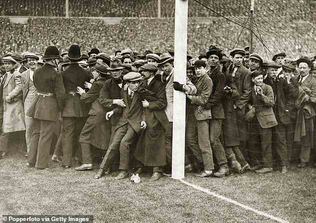 Fans stellten sich vor, wie sie am 28. April 1923 während Boltons 2:0-Sieg auf das Spielfeld im Wembley-Stadion eindrangen