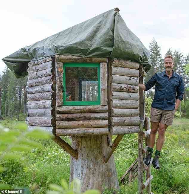 Ben posiert mit einem Baumhaus, das Annalisa für ihren Sohn Nico, jetzt fünf, mit Holz aus den umliegenden Wäldern gebaut hat