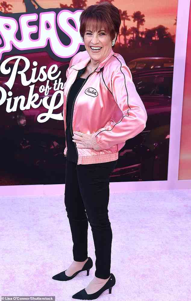 In der Zwischenzeit: Liza Minnellis kleine Schwester Lorna Luft, die in Grease 2 eine der Pink Ladies spielte, zückte ihre alte Jacke zum Thema, um die neue Serie zu feiern
