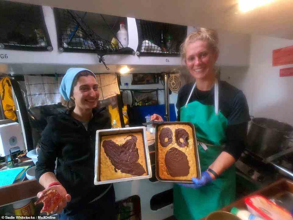 Sadies Crewkolleginnen Alejandra Alvira (links) und Mary Vaughan-Jones (rechts) präsentieren ihre Halloween-Kuchen