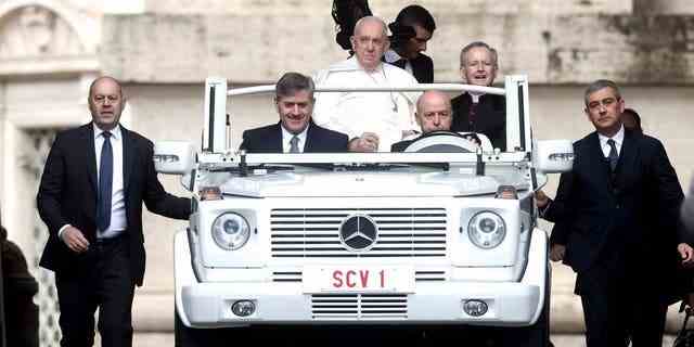 Papst Franziskus führt seine allgemeine wöchentliche Audienz auf dem Petersplatz in der Vatikanstadt, Vatikan. 
