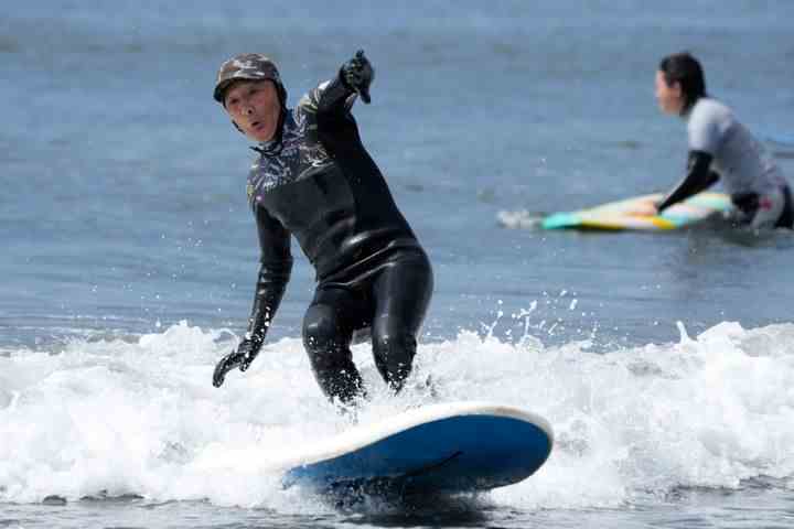 Seiichi Sano, ein 89-jähriger Japaner, reitet am Donnerstag, den 30. März 2023, am Katase Nishihama Beach in Fujisawa, südlich von Tokio, auf einer Welle.  Sano, der später in diesem Jahr 90 Jahre alt wird, wurde von Guinness World Records als der älteste männliche Surfer anerkannt.  (AP Foto/Eugene Hoshiko)
