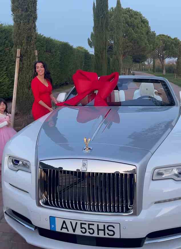 Ronaldos Partner schenkte ihm auch ein Rolls-Royce Dawn-Modell (im Bild) im Wert von mehr als 250.000 Pfund