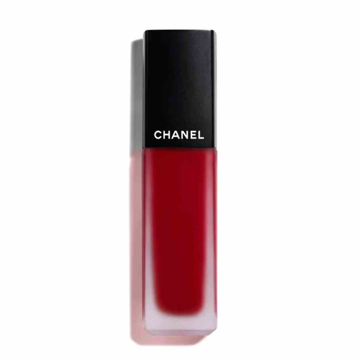 Chanel Rouge Allure Tintenroter flüssiger Lippenstift mit schwarzer Kappe auf weißem Hintergrund