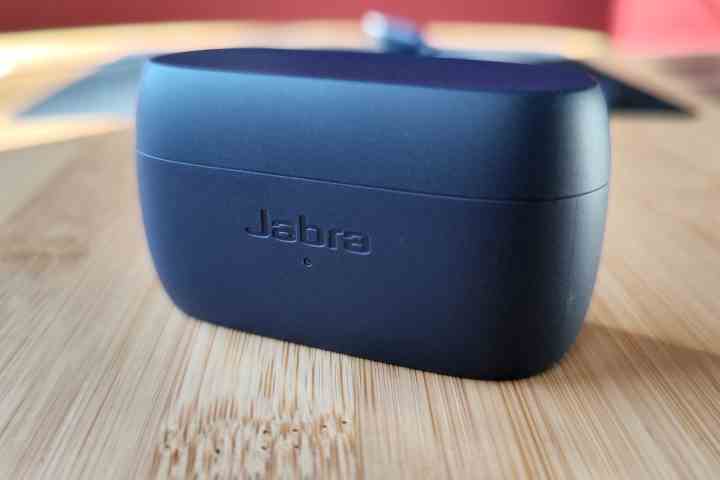 Jabra Elite 4 geschlossene Ladebox.