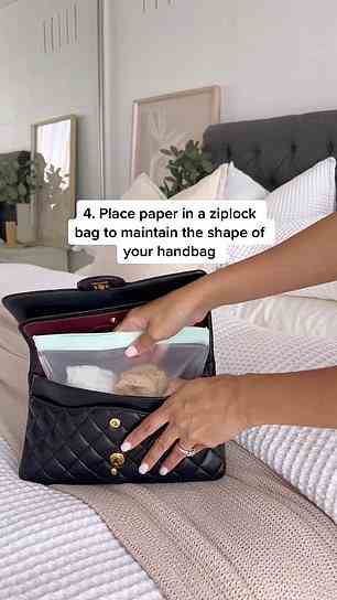 Die Mutter behält die Form ihrer Handtasche bei, indem sie sie mit einem Reißverschlussbeutel voller zerknülltem Papier darin aufbewahrt