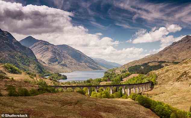 Sie haben die Möglichkeit, eine malerische Zugfahrt über das berühmte Glenfinnan-Viadukt (oben) zu unternehmen, das in den Harry-Potter-Filmen vorkommt