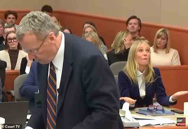 Gwyneth Paltrow (ganz rechts) reagiert während der Schlussplädoyers in ihrem Skiunfallprozess am Donnerstag, als Terry Sandersons Anwalt (Mitte) der Jury sagte, dass ihre Version der Geschichte falsch sei