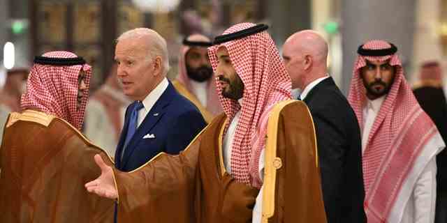 Präsident Biden (Mitte links) und der saudische Kronprinz Mohammed bin Salman (Mitte) treffen am 16. Juli 2022 während des Sicherheits- und Entwicklungsgipfels in Jeddah in einem Hotel in der saudi-arabischen Küstenstadt Jeddah am Roten Meer ein. 