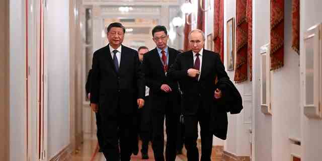 Der chinesische Präsident Xi Jinping, links, und der russische Präsident Wladimir Putin gehen nach ihren Gesprächen im Kreml in Moskau am 20. März 2023. 