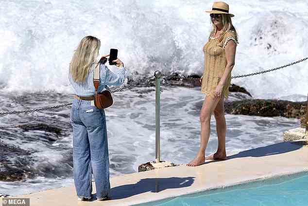 Stellen Sie es auf!  Sie wurde gesehen, wie sie in ihrem glamourösen Strandlook für Schnappschüsse posierte, während ein Kumpel das Bild auf ihrem Handy schnappte