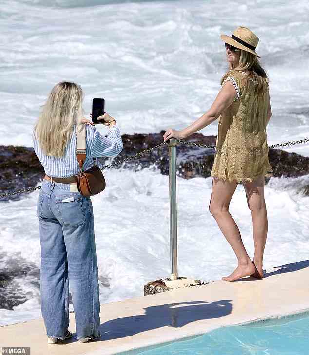 Zuversichtlich: Penny zeigte ihre Modelfigur in einem gehäkelten Sommerkleid, das über ihrem geblümten Bikini lag, als sie einen Ausflug zum berühmten Icebergs-Schwimmbad in Bondi Beach genoss