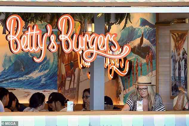 Lecker: Nach dem Poolausflug holte sich die Familie ein Mittagessen bei Betty's Burgers am Strand
