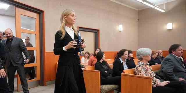 Gwyneth Paltrow trug eines Tages eine Goop-Strickjacke vor Gericht.