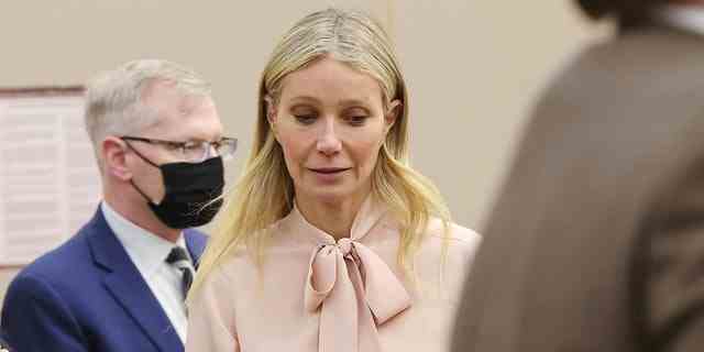 Gwyneth Paltrow trägt am Dienstag vor Gericht eine rosa Bluse aus ihrer Goop-Kollektion.
