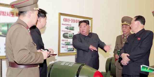 Der nordkoreanische Machthaber Kim Jong Un hat am Dienstag seinem Land befohlen, die Produktion von zu erhöhen "waffenfähiges Nuklearmaterial."