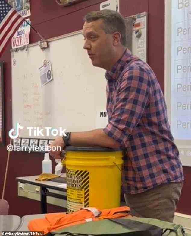 Sein Video, das zum Zeitpunkt des Schreibens mehr als 8,7 Millionen Mal angesehen wurde, erklärt TikTok-Benutzern und seinen Schülern, wozu der Eimer dient
