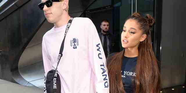 Ariana Grande und Pete Davidson gehen am 11. Juli 2018 in Midtown in New York City spazieren.