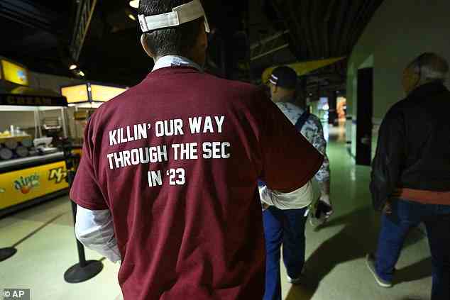 Zwei Alabama-Fans wurden am Samstag beim Turnier der Southeastern Conference mit T-Shirts mit der Aufschrift „Killin“ auf unserem Weg durch die SEC in „23“ gesehen – zwei Monate nachdem ein Crimson Tide-Spieler wegen Mordes festgenommen worden war