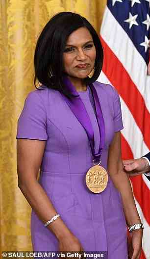 Mindy Kaling (im Bild) wurde am Dienstag im East Room des Weißen Hauses in Washington, DC, mit einer National Medal of Arts geehrt