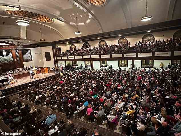 Das Asbury Revival ist eine gewaltige Kirchenveranstaltung, die im Februar Tausende von Menschen aus der ganzen Welt anzog