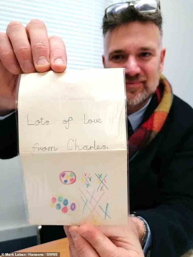 Ein süßer Brief, den ein sechsjähriger König Charles an seine „kranke Oma“ geschrieben hat, wurde in einem Dachboden gefunden und für 7.000 Pfund versteigert (Bild).
