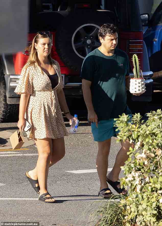 Brittany Higgins und ihr Verlobter David Sharaz wandern durch ihr Viertel an der Gold Coast, nachdem sie in ein prächtiges Strandhaus in der Gegend gezogen sind und einen Kaktus zur Dekoration dabei haben