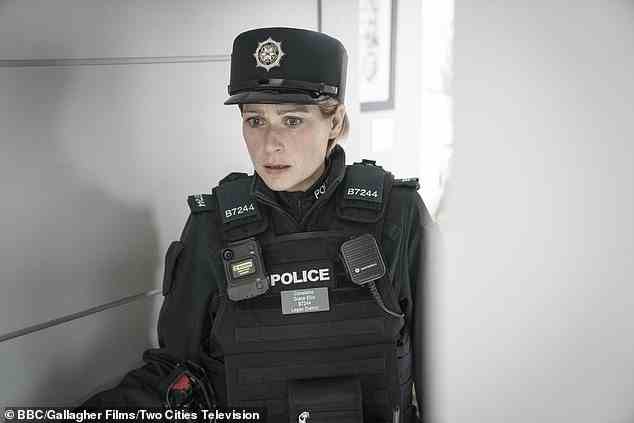 Geschrieben von dem Team hinter The Salisbury Poisonings, erzählt BBC1s fesselndes neues Cop-Drama „Blue Lights“ von drei jungen Polizisten in Belfast, die versuchen, den Frieden in der Zeit nach den Unruhen zu wahren