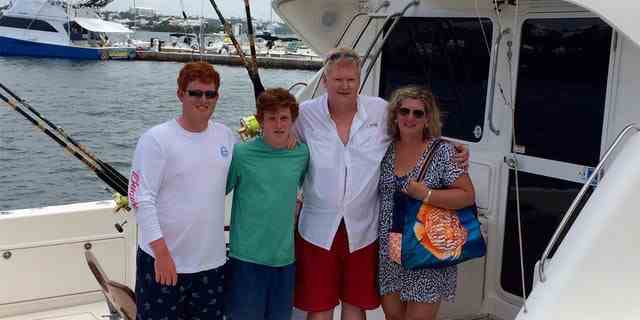 Von links nach rechts: Buster, Paul, Alex und Maggie Murdaugh posieren gemeinsam auf einem Fischerboot.