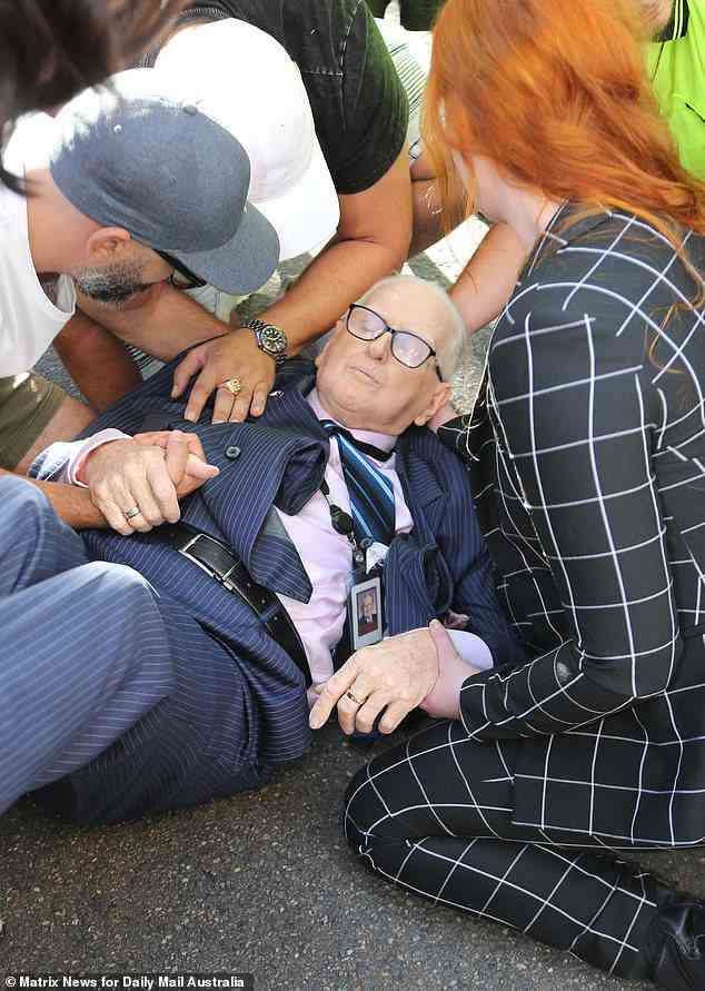 Der erfahrene Aktivist Fred Nile brach dramatisch zusammen, kurz nachdem er am Samstag vor dem Büro von Channel 10 in Sydney eine Rede vor christlichen Demonstranten gehalten hatte