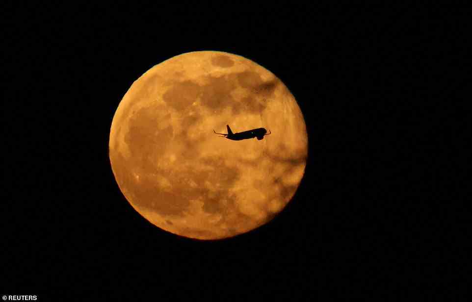 Hell: Es hat vielleicht nicht den begehrtesten Spitznamen, aber diese atemberaubenden Bilder zeigen, wie der sogenannte Vollmond des Wurms über Nacht den Himmel auf der ganzen Welt erleuchtete.  Dieses Bild wurde über Manchester aufgenommen