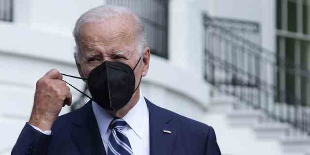 WASHINGTON, DC: US-Präsident Joe Biden nimmt seine Maske ab, als er vor einer Abreise von Marine One aus dem Weißen Haus nach Maryland auf Pressevertreter zugeht. 