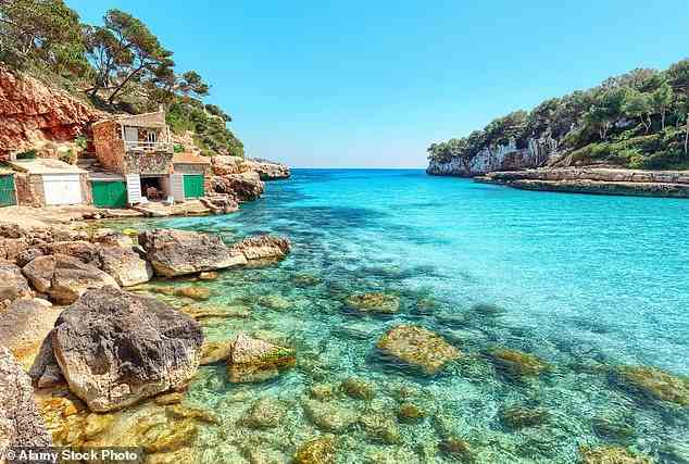 Harriet Sime tourt außerhalb der Saison durch Mallorca und verbringt einen Tag mit Schwimmen im „tiefen türkisfarbenen Wasser“ von Cala Llombards (oben)