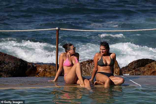 Schwimmer erfrischen sich am Strand von Bronte in Sydney, und Meteorologen sagen voraus, dass die Hitze an diesem Wochenende im Südosten Australiens anhalten wird