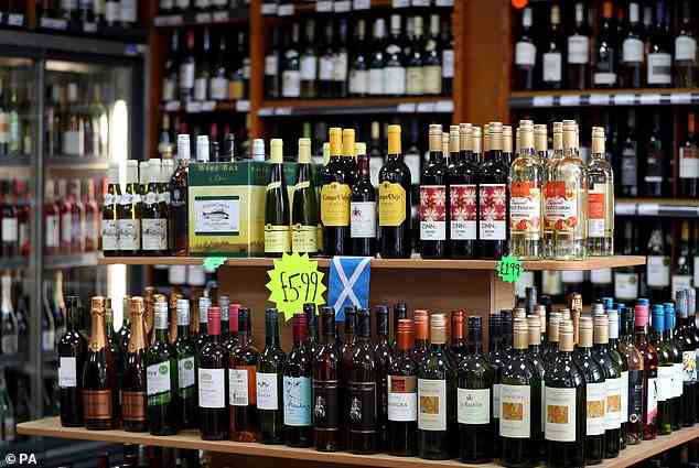 Neue Forschungsergebnisse deuten darauf hin, dass in Schottland durchschnittlich 156 Todesfälle pro Jahr aufgrund der Preisänderung verhindert worden sein könnten.  Im Bild: Alkohol zum Verkauf in einer Edinburgher Off-Lizenz