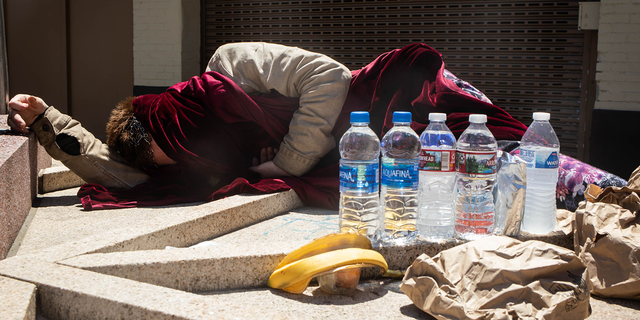 Ein Obdachloser schläft während einer Hitzewelle in Portland, Oregon, am 28. Juni 2021 in der Sonne.