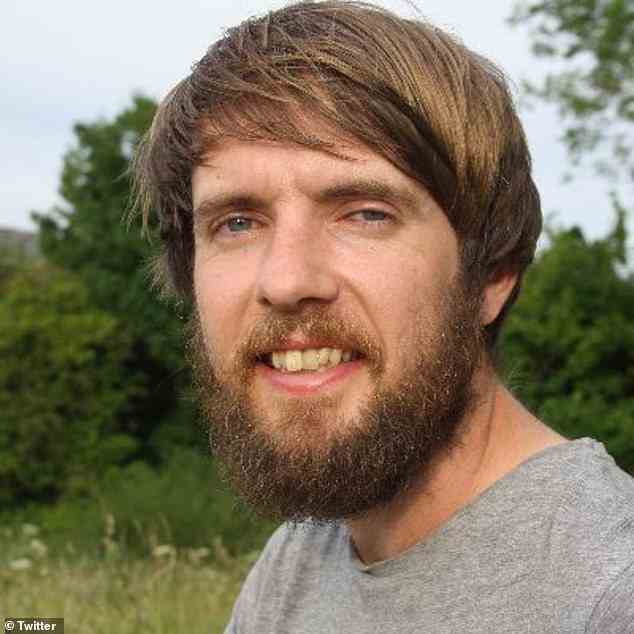 Dr. Aaron Edwards (im Bild), 37, wurde vom Cliff College, Derbyshire, entlassen, nachdem festgestellt wurde, dass er es nach einem Social-Media-Beitrag „in Verruf“ gebracht hatte