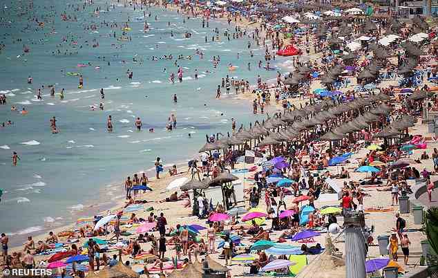 Eine Reise nach Mallorca wird dieses Jahr um ein Drittel teurer sein als 2022, warnte eine Touristenorganisation auf der Baleareninsel, da die Preise dort in die Höhe schnellen.  Im Bild: Touristen werden 2018 an einem Strand auf Mallorca gesehen (Aktenfoto).  Die Touristenzahlen im Jahr 2023 werden voraussichtlich höher sein als vor der Pandemie